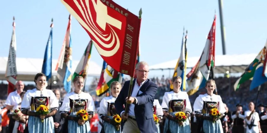 Heniz Tännler übernimmt die Fahne.