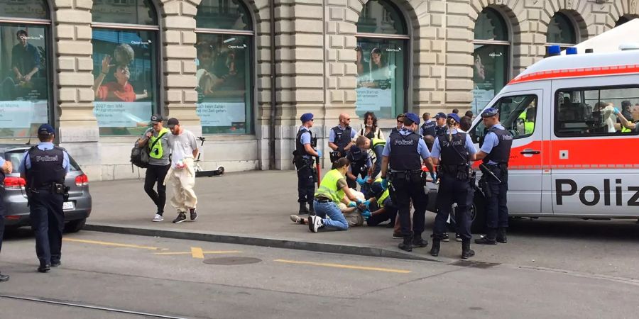 Die Polizei setzt Aktivisten in Handschellen.