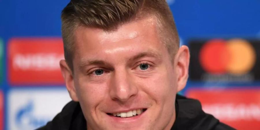 Nationalspieler Toni Kroos sieht die grosse Rolle, die Fussball in Deutschland spielt, kritisch. Foto: Andreas Gebert