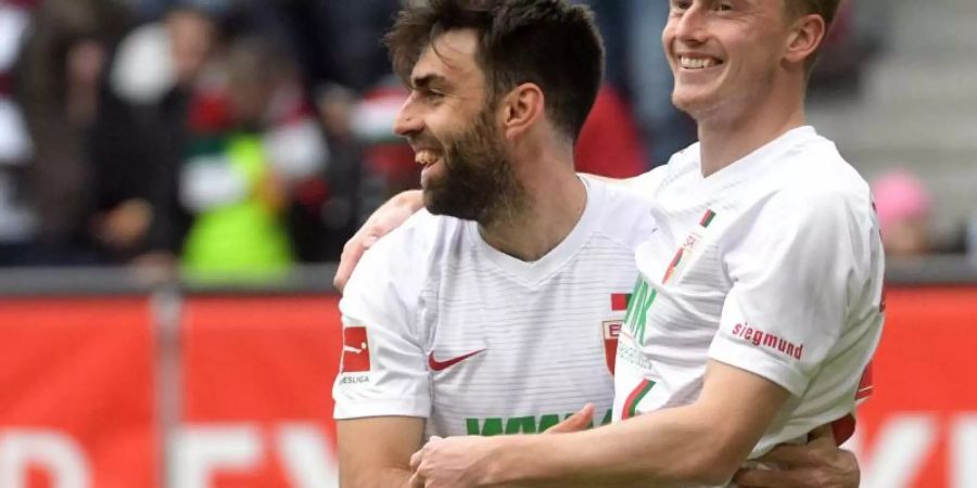 Jan Moravek (l) und Georg Teigl haben ihre Verträge mit dem FC Augsburg verlängert. Foto: Stefan Puchner