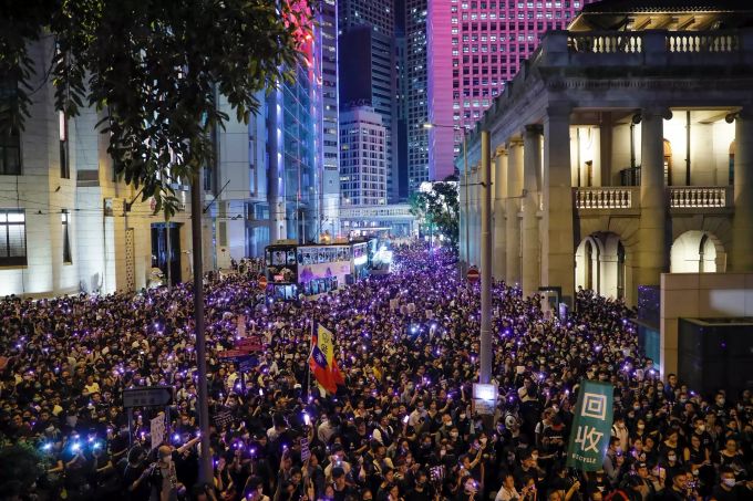 China Hongkong: Demonstranten leuchten mit ihren Smartphones während einer Kundgebung im Finanzdistrikt. Proteste in Hongkong