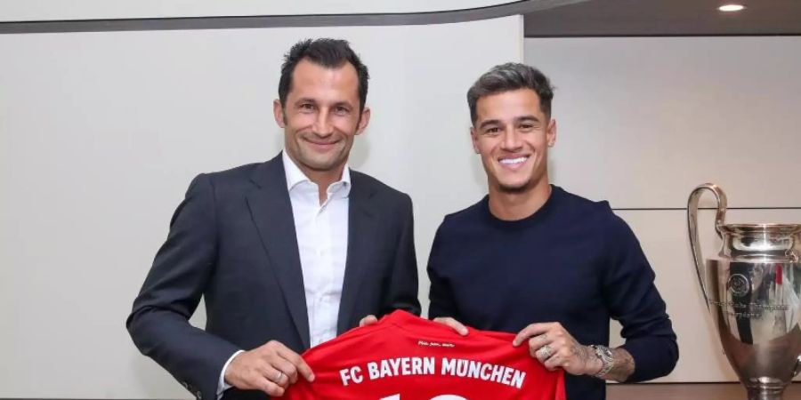 Philippe Coutinho (r) präsentiert mit Bayern-Sportdirektor Hasan Salihamidzic sein neues Trikot. Foto: FCB//FC Bayern München AG