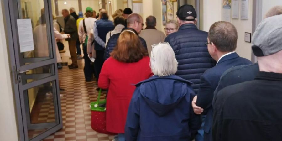 Schlange vor Wahllokal in Bremen