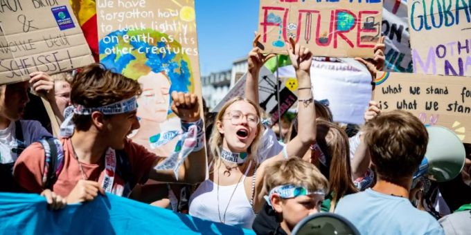 Junge Aktivisten protestieren für mehr Klimaschutz. klimaschutz umwelt