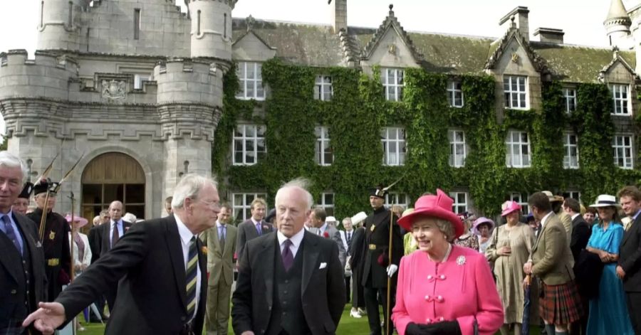 Die Queen veranstaltet 2002 auf Balmoral einen Event.