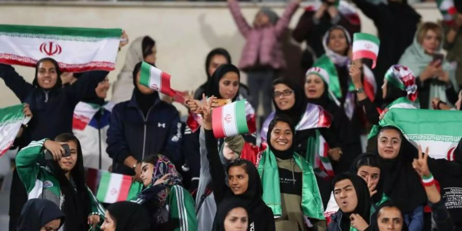 Iranische Frauen jubeln bei einem Fussballspiel auf der Tribüne. Foto: Saeid Zareian