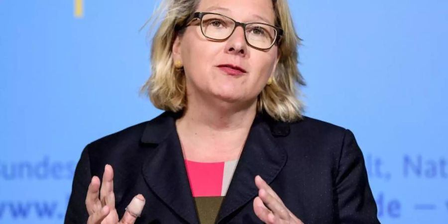 Umweltministerin Svenja Schulze hat sich für Flugpreise ausgesprochen, die die Kosten für CO2-Emissionen enthalten. Foto: Britta Pedersen