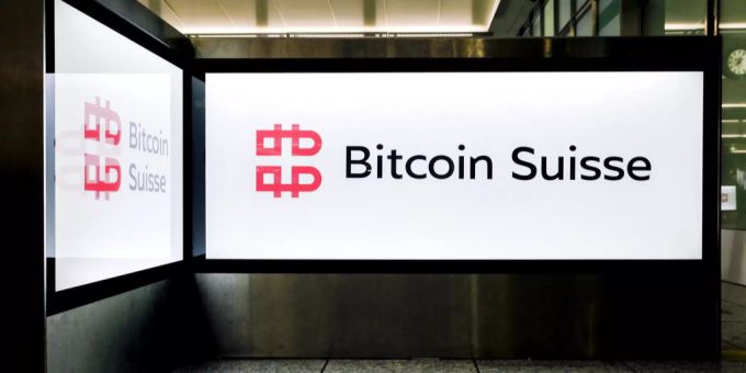 Das Logo von Bitcoin Suisse auf einer Werbetafel am Flughafen Zürich. (Archivbild) Bitcoin Suisse