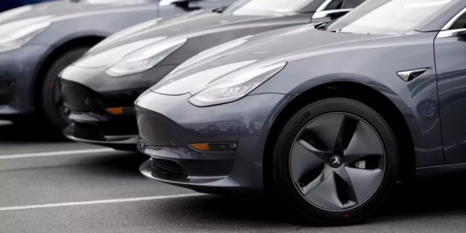 Mehrere parkierte Teslas. Tesla, Inc.