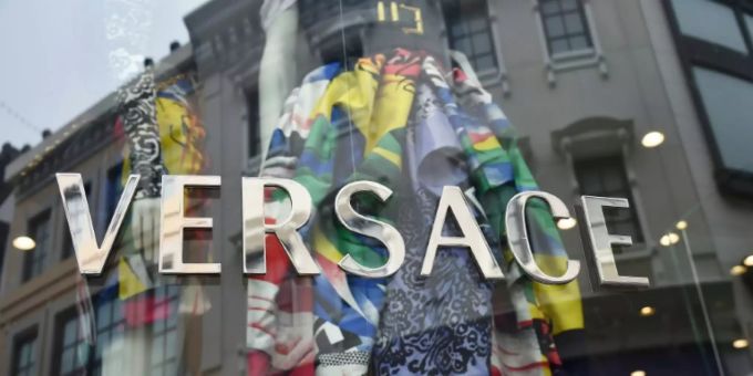 Peking - Versace und Coach entschuldigen sich bei China für Hongkong-T-Shirts