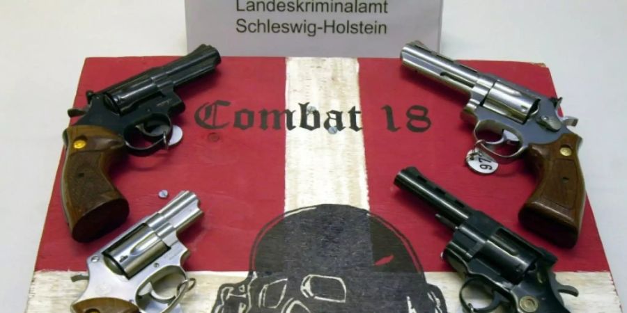 Waffen und Combat-18-Schild aus Ermittlungen