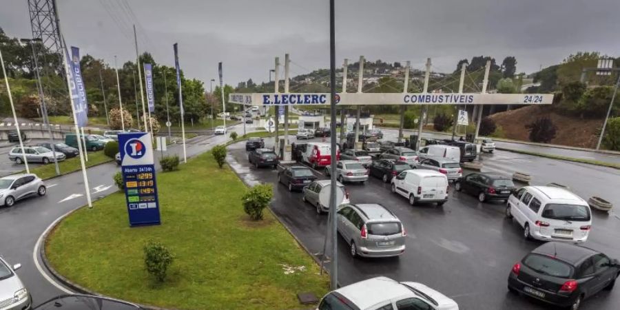 Wegen eines Streiks wird an den Tankstellen in Portugal das Benzin knapp. Pkw-Fahrer dürfen daher nur noch 25 Liter tanken. Foto: