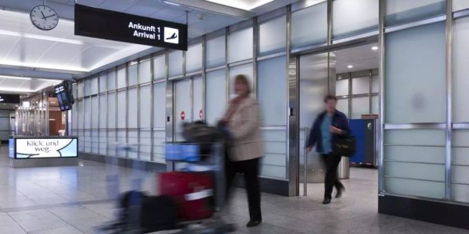 Personen bei der Ankunft am Flughafen. (Archivbild) schweiz
