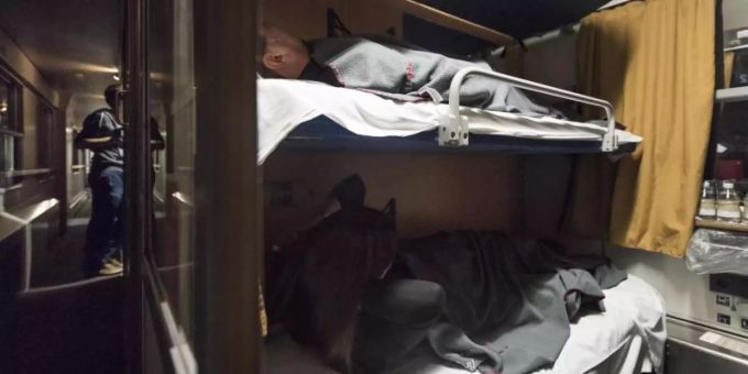 Reisende haben es sich im Nachtzug der Österreichischen Bundesbahnen auf der Fahrt nach Hamburg bequem gemacht. Foto: Christian Beutler/Keystone Reisende haben es sich im Nachtzug der Österreichischen Bundesbahnen auf der Fahrt nach Hamburg bequem gemacht. Foto: Christian Beutler/Keystone