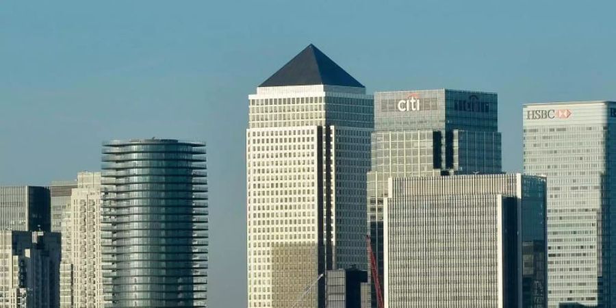 Londons Finanz- und Bankendistrikt «Canary Wharf». Die britische Wirtschaft ist wieder geschrumpft. Foto: Hannah Mckay/epa/dpa