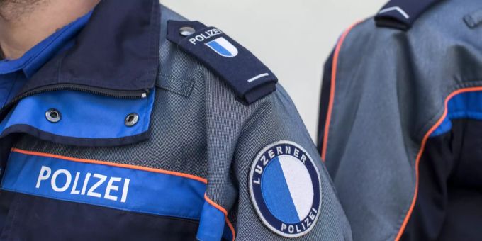 Zwei Polizisten der Luzerner Polizei. Luzerner Polizei