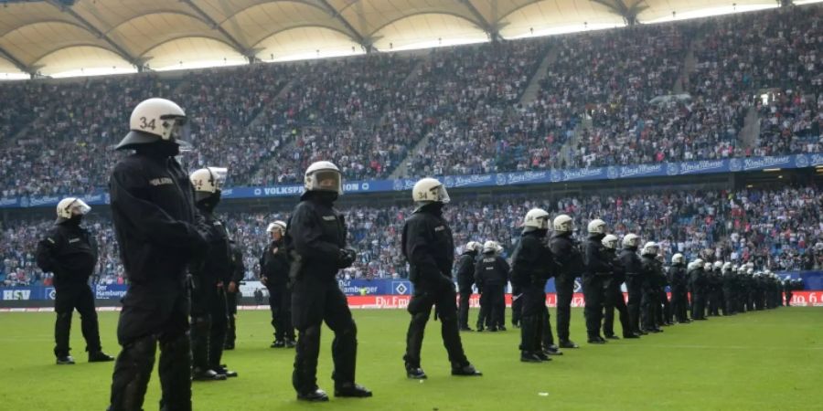 Polizisten in einem Stadion
