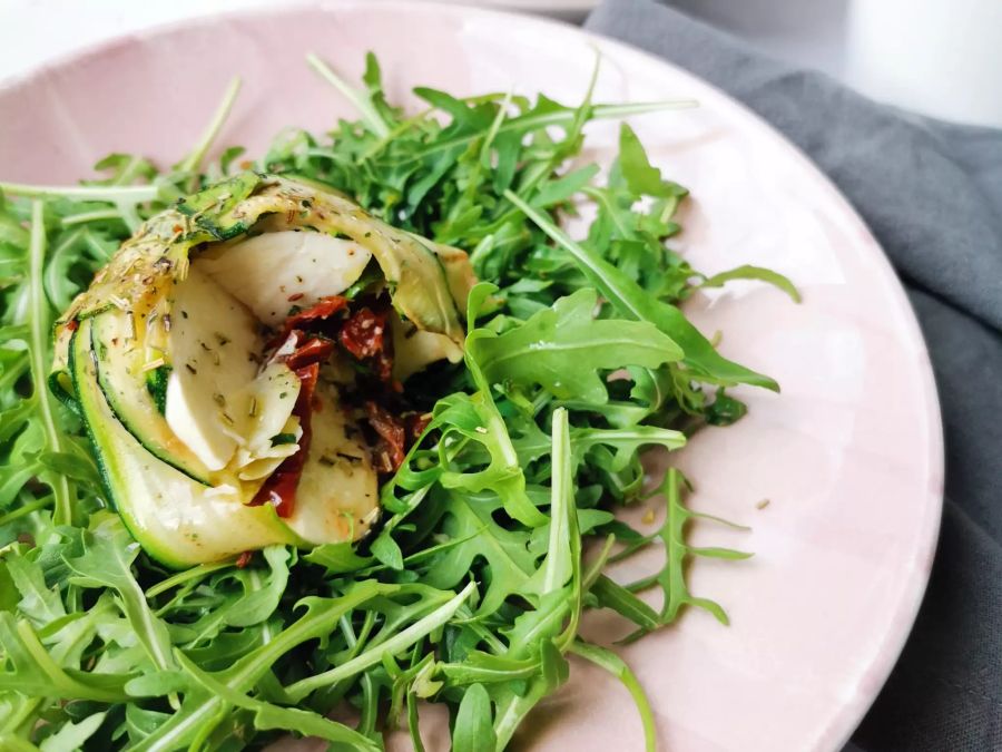 Ana serviert die gefüllten Mozzarella-Kugeln am liebsten auf Salat.