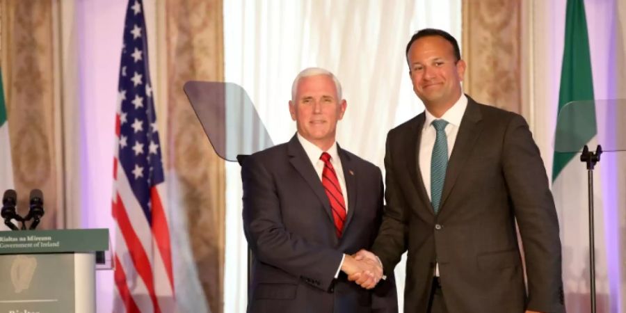 Pence (li.) mit dem irischen Regierungschef Varadkar