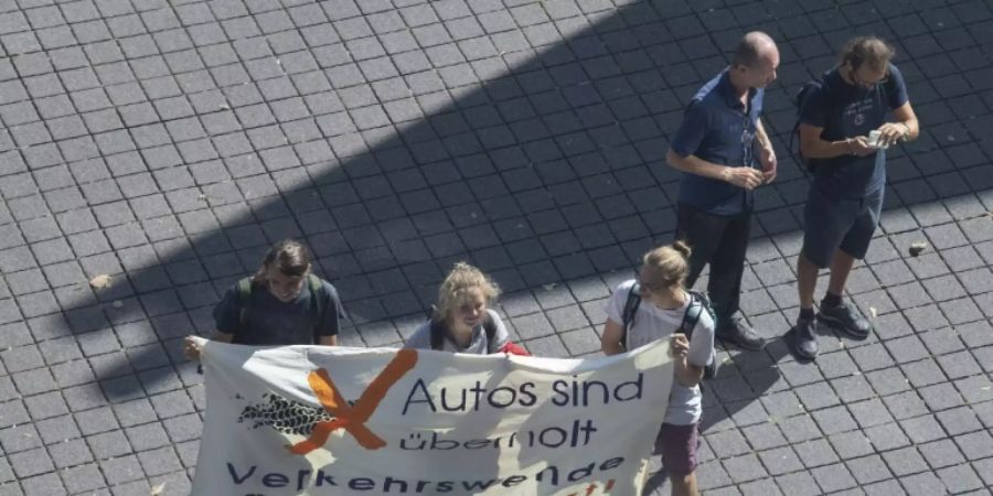 Demonstration von Autogegnern am Montag vor der Messe Frankfurt