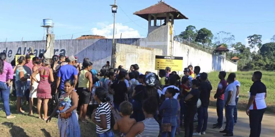 Menschen versuchen Informationen über Familienmitglieder zu bekommen, nachdem bei Kämpfen zwischen verfeindeten Banden in einem Gefängnis Dutzende Häftlinge ums Leben gekommen sind. Foto: Wilson Soares/Panamazonica/AP