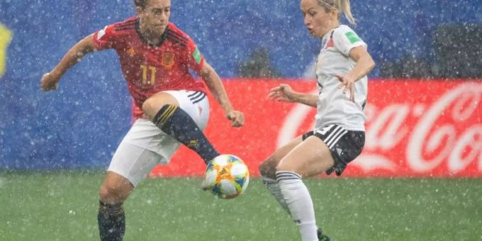 Frauenfussball: Spaniens Alexia Putellas (l) im Zweikampf mit Deutschlands Kathrin Hendrich. Foto: Sebastian Gollnow Alexia Putellas