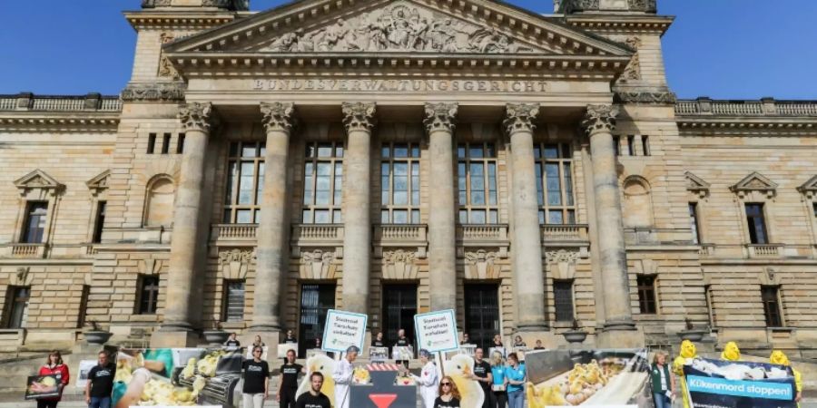 Demonstration gegen das Kükentöten vor dem Gericht in Leipzig