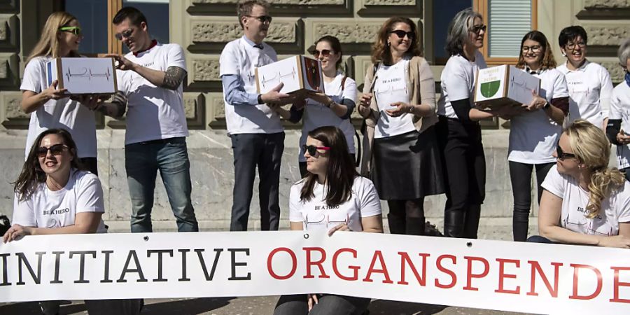 Der Bundesrat unterstützt das Anliegen, bei der Organspende die Widerspruchslösung einzuführen. Er will dabei aber die Angehörigen einbeziehen. (Archivbild)