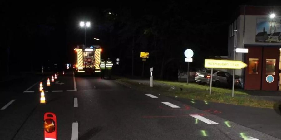 Das Wrack des Unfallwagens an einer Ecke des Feuerwehrgerätehauses in Weyerbusch. Foto: Polizei Altenkirchen