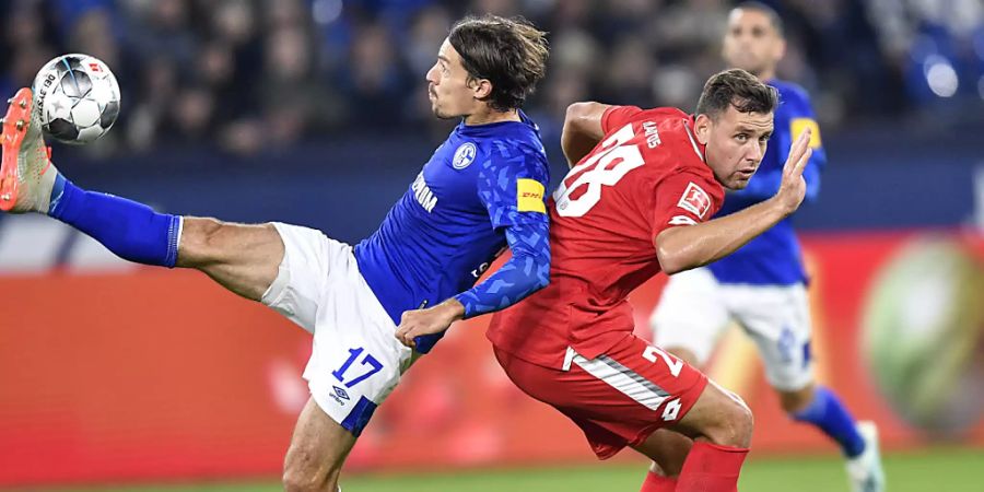Schalkes Benjamin Stambouli (links) im Duell mit dem Mainzer Adam Szalai