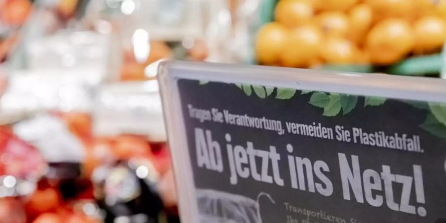 «Ab jetzt ins Netz!» steht an einer Frischobst-Theke. Immer mehr Supermärkte bieten Mehrwegnetze an. Foto: Christoph Soeeder