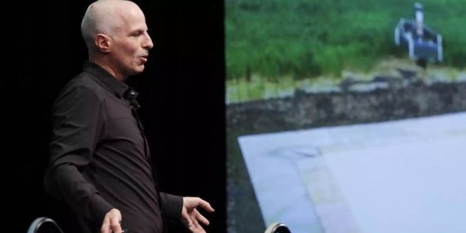 Gur Kimchi, Vizepräsident von Amazon «Prime Air», spricht während der Amazon re:MARS Convention in Las Vegas über den Drohnenlieferdienst. Foto: John Locher/AP Gur Kimchi, Vizepräsident von Amazon «Prime Air», spricht während der Amazon re:MARS Convention in Las Vegas über den Drohnenlieferdienst. Foto: John Locher/AP