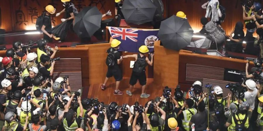 Demonstranten hissen im Hongkonger Parlament die Flagee der ehemaligen britischen Kolonie. Foto: kyodo