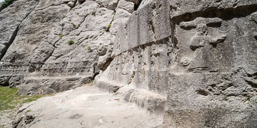 Die Felsen von Yazilikaya ziert ein langes Band von Reliefs. Diese waren vor 3000 Jahren auf Augenhöhe der Betrachter. Bild: Luwian Studies