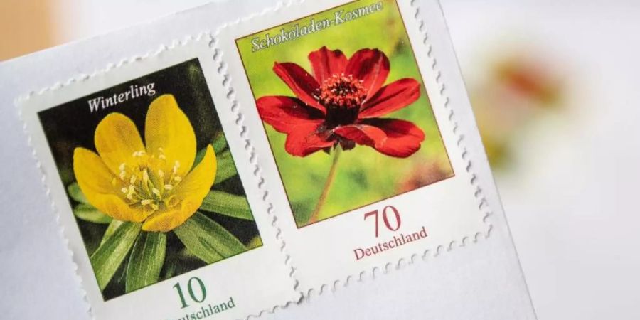 Wer noch 70-Cent-Briefmarken hat, muss sie ab dem 1. Juli für einen mit der Deutschen Post versendeten Brief mit einer 10-Cent-Marke ergänzen. Foto: Fabian Sommer