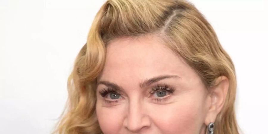 Madonna zeigt ihre Beweglichkeit. Foto: Jörg Carstensen