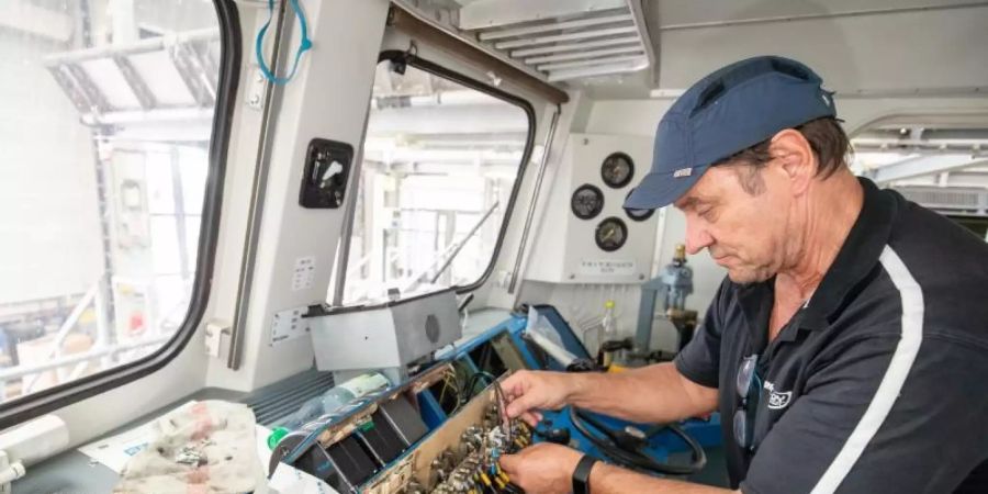 Klaus David, Elektriker in Rente bei der Deutschen Bahn, arbeitet im Nürnberger Bahnwerk an der Umrüstung auf LED im Führerhaus einer Lokomotive. Foto: Daniel Karmann/dpa
