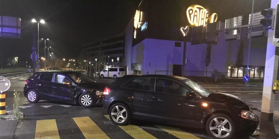 Auf einer Kreuzung stiessen zwei Autos zusammen.