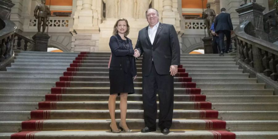 Im Bundeshaus bekommt Mike Pompeo eine Führung von Christa Markwalder (FDP).