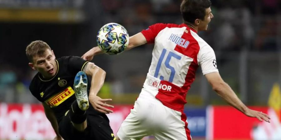 Inter Mailands Nicolo Barella (l) im Zweikampf mit Ondrej Kudel von Slavia Prag. Foto: Antonio Calanni/AP