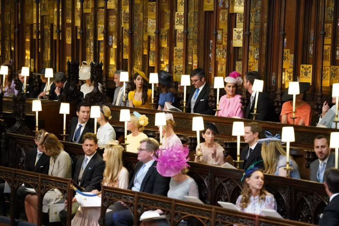 Isabel May sass in der St George's Kapelle prominent in der zweiten Reihe. Auf dem Foto ebenfalls zu sehen: Meghans und Harrys Freunde George und Amal Clooney, Silver Tree, Abraham Levy, Celine Khavarani, Markus Anderson, Janina Gavankar und Jill Smoller. meghan markkle