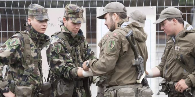 Soldaten der Schweizer Armee ist es strengstens verboten, am Krieg teilzunehmen. soldaten armee ukraine konflikt