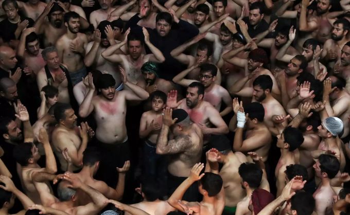 Iranische und irakische schiitische Muslime nehmen 2019 an einer rituellen Zeremonie des Feiertages Aschura teil. Aschura