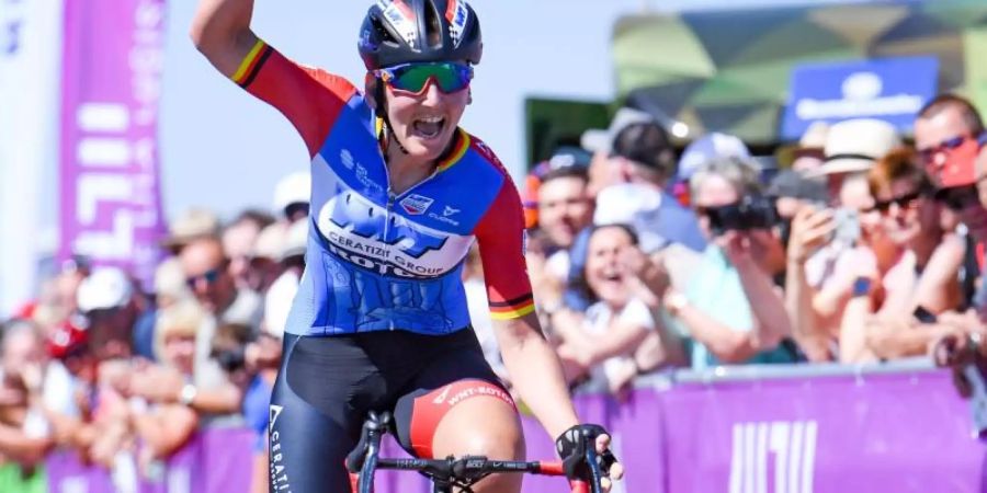 Lisa Brennauer vom Team WNT-Rotor Pro Cycling gewinnt das Rennen und jubelt im Ziel. Foto: Hendrik Schmidt
