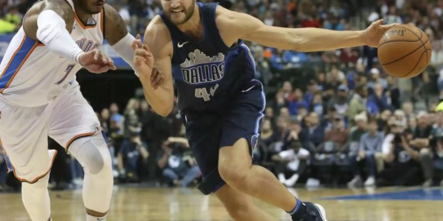 Bleibt bei den Dallas Mavericks: Maximilian Kleber (r). Foto: Lm Otero/AP
