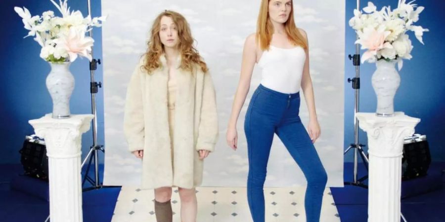 Marie Rathscheck (l) ist das melancholische Mädchen, das neben Depressionen eine Schreibblockade hat. Foto: -/Salzgeber