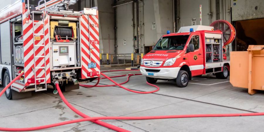 Mehrere Dutzend Feuerwehrleute und Polizisten standen wegen des Brandes in Vendlincourt JU im Einsatz. (Symbolbild)