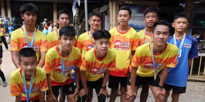 Einige Mitglieder der Jugendfussballmannschaft, die vor einem Jahr in einer überfluteten Höhle gefangen waren, stehen zusammen für ein Bild nachdem sie an einem Marathon teilgenommen haben. Thailand Höhle