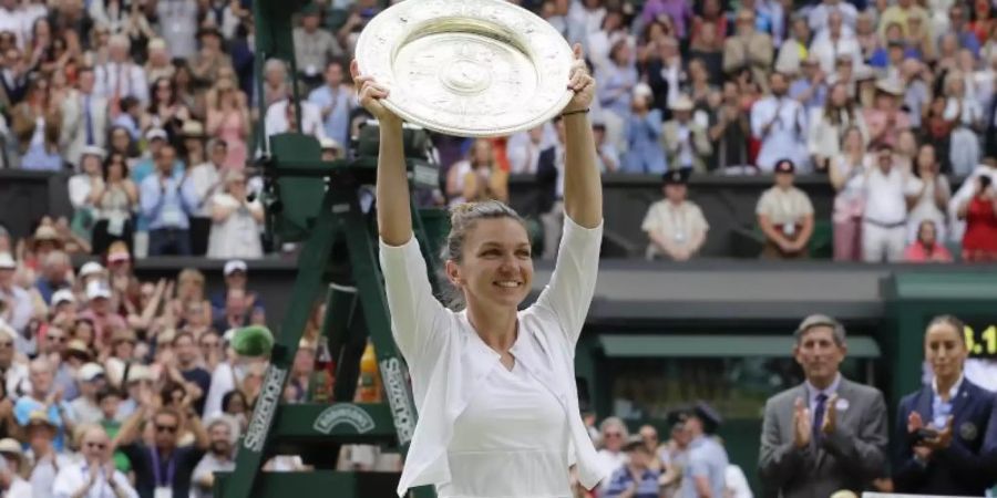 Simona Halep durfte erstmals die Wimbledon-Trophäe in die Höhe halten. Foto: Kirsty Wigglesworth/AP