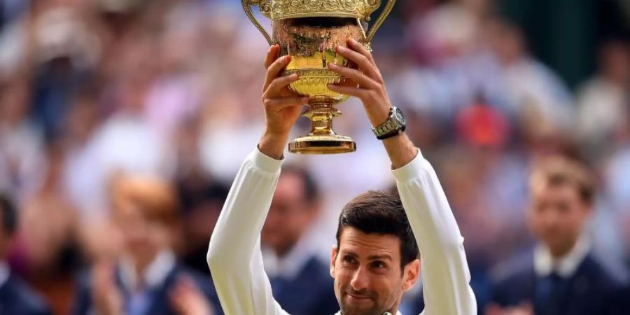 Novak Djokovic hält die Wimbledon-Trophäe zum fünften Mal in seinen Händen. Foto: Victoria Jones/PA Wire